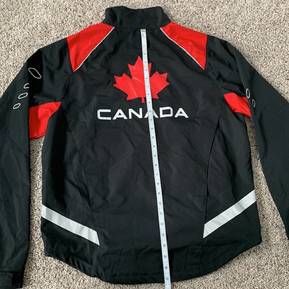 Running Room Run Team Canada Jacket - Picture 10 of 14